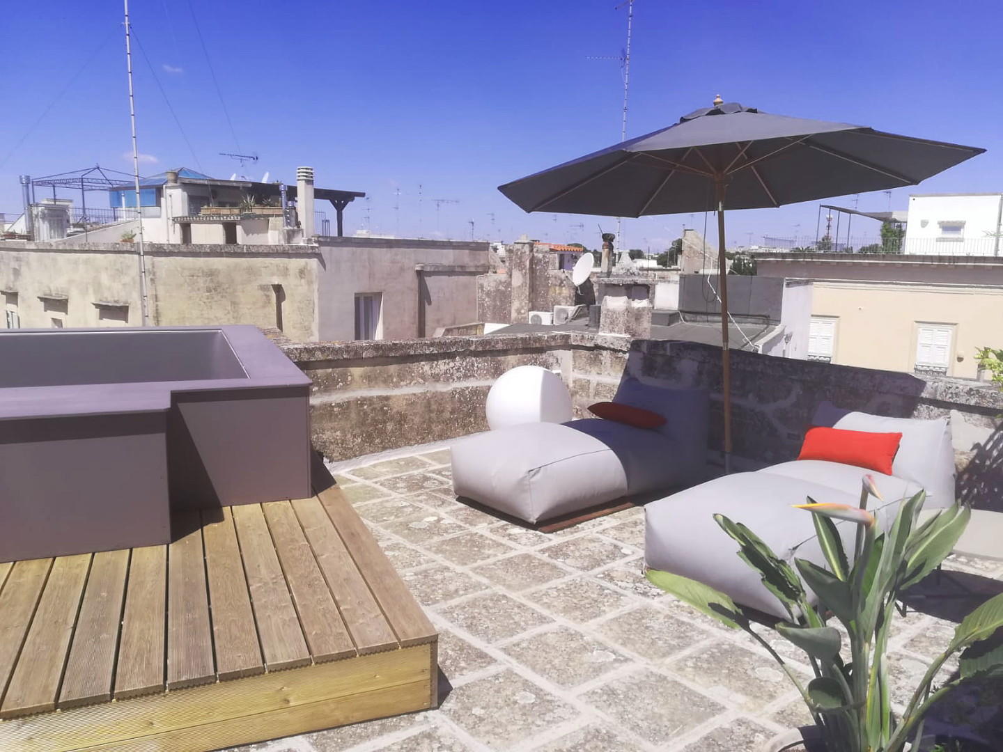 second floor 2° rooftop with pool