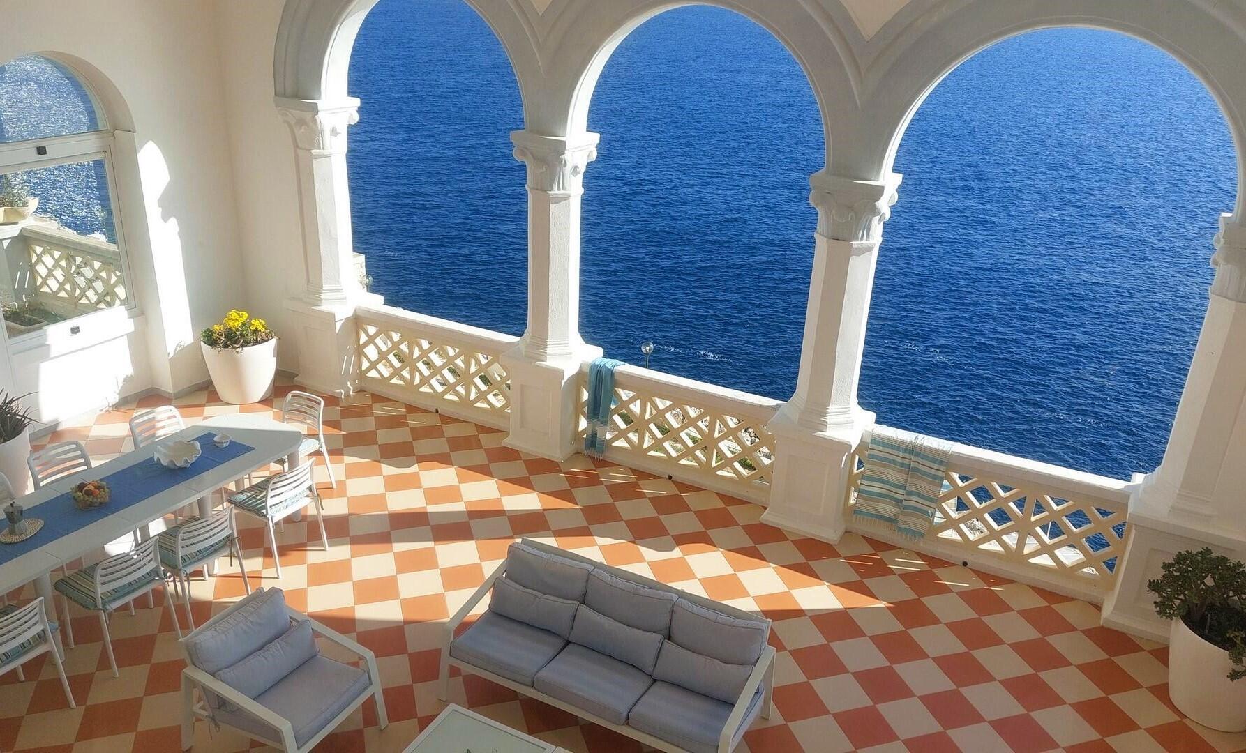 Equipped porch with sea view