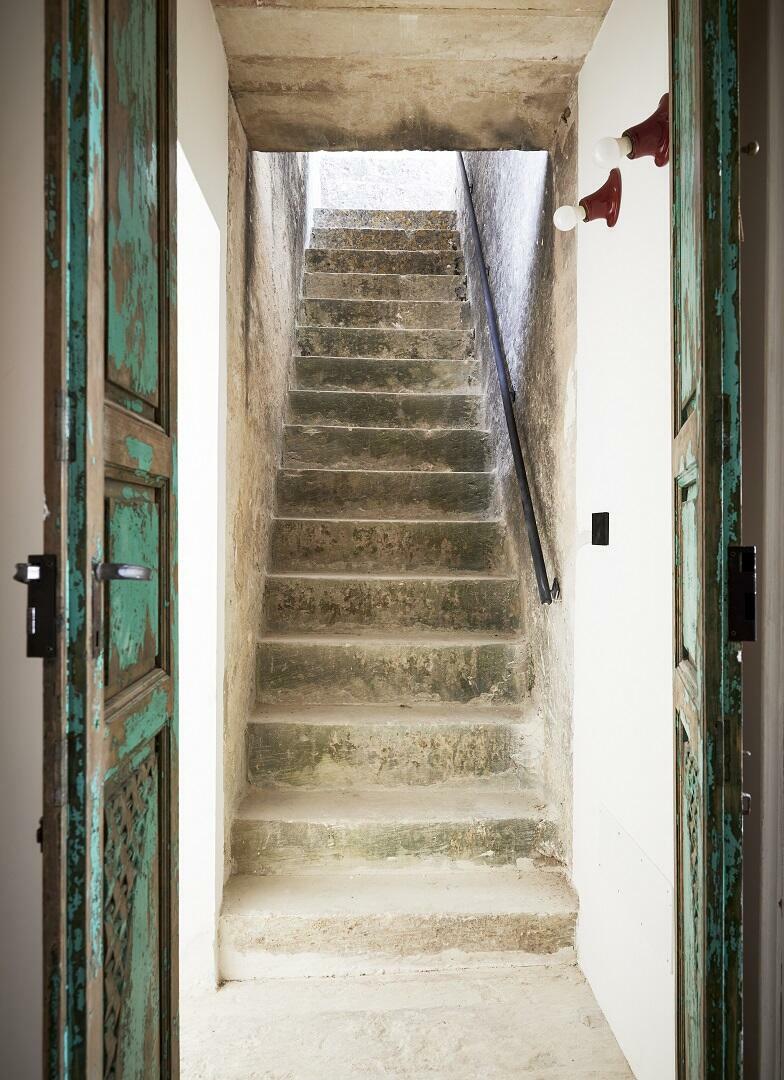 Stairs leading up to the equipped rooftop