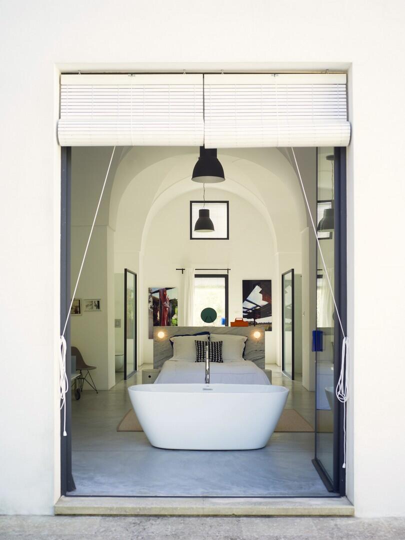 Master bedroom - bathtub 