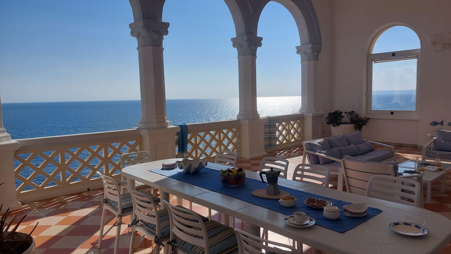 Equipped porch with sea view