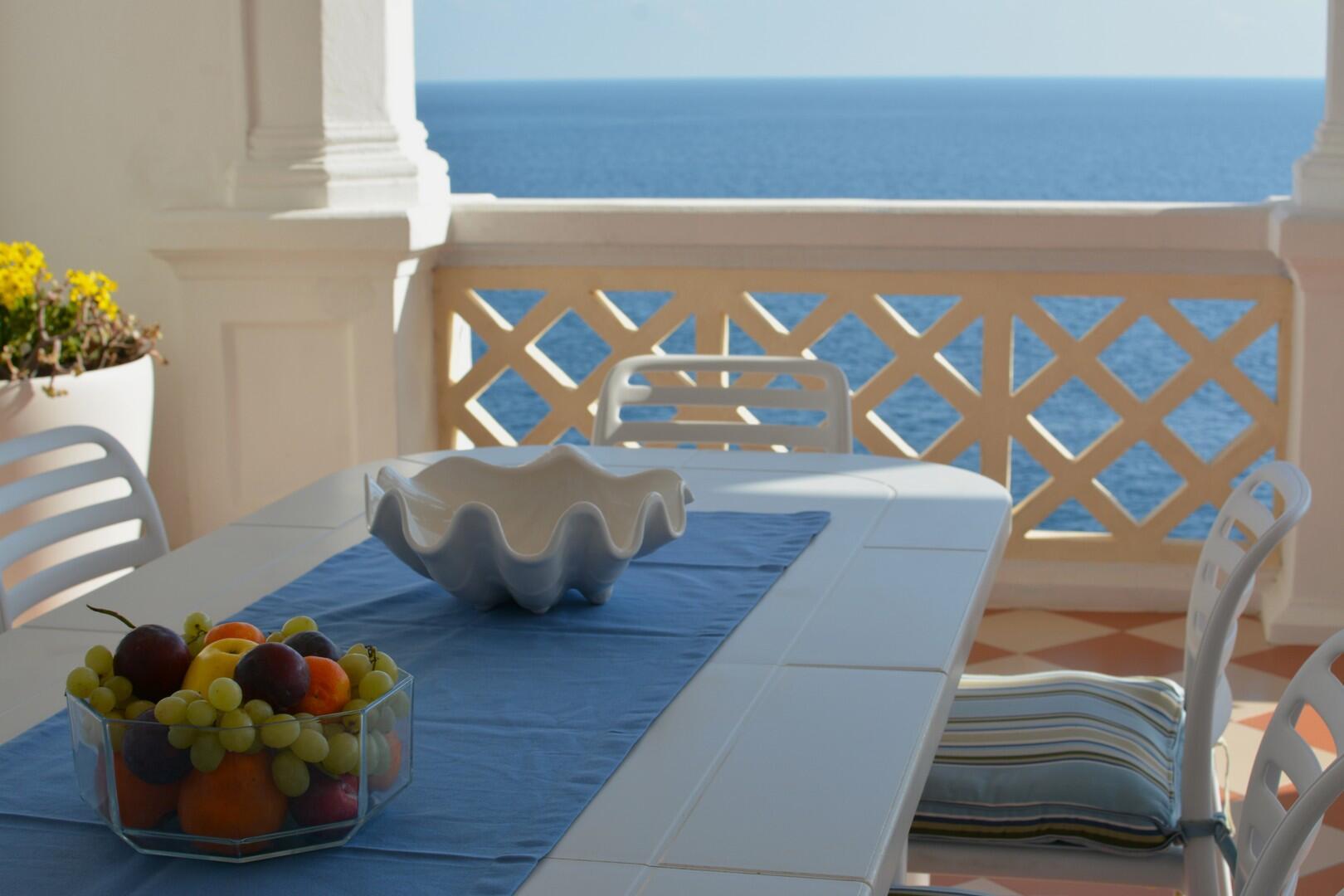 Equipped porch with sea view