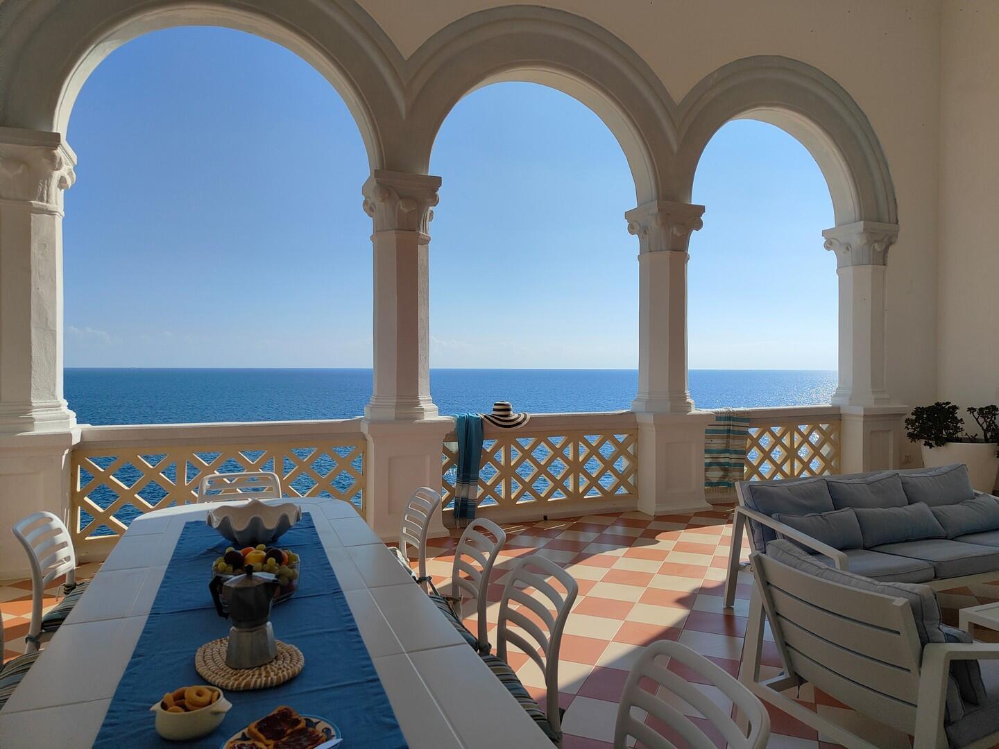 Equipped porch with sea view