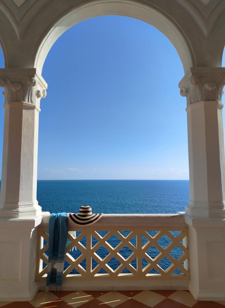 Equipped porch with sea view